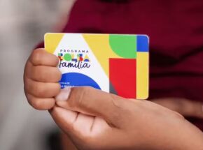 Pessoa segurando cart&atilde;o do Bolsa Fam&iacute;lia.