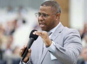 Pastor diz que viol&ecirc;ncia dom&eacute;stica n&atilde;o pode ser resolvida com ora&ccedil;&atilde;o e incentiva fi&eacute;is a denunciarem