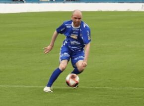 Frei Gilson jogando futebol.