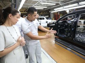 Governadora Raquel Lyra em f&aacute;brica