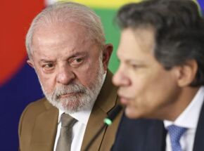 Lula olhando para o ministro da Fazenda, Fernando Haddad.