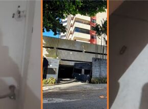 Porta do apartamento alvejada com tiros disparados por ex-companheiro da moradora.