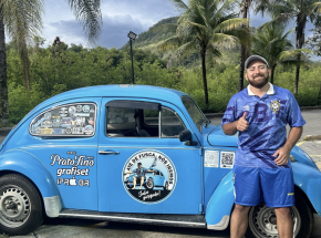 Viajante Guilherme Martin, torcedor do Gr&ecirc;mio, vai de Fusca pros EUA. 