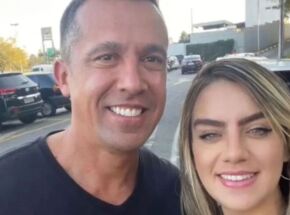 Tenente-coronel Geraldo Leite, suspeito de matar esposa PM, que est&aacute; ao lado dele.