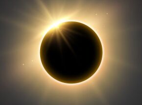 Eclipse solar total ocorre quando a Lua bloqueia completamente a luz do Sol por alguns minutos.