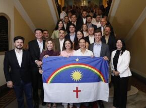 Governadora Raquel Lyra ao lado da nova secret&aacute;ria de Desenvolvimento Econ&ocirc;mico e com novos presidentes do Porto do Recife e Lafepe.