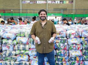 Vinic&iacute;us Labanca faz entrega de cestas b&aacute;sicas 
