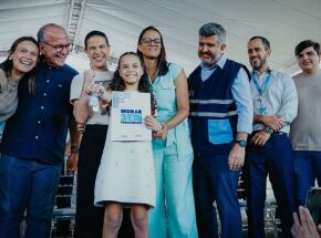 Governadora Raquel Lyra entrega chaves de 125 resid&ecirc;ncias para fam&iacute;lias no Recife.