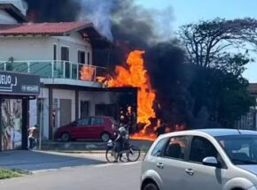 Avi&atilde;o de pequeno porte cai. 