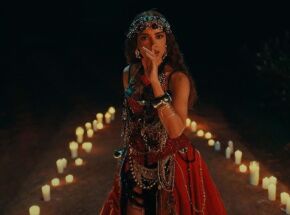 Anitta interpreta uma Pombagira em "Desgra&ccedil;a", seu novo videoclipe do &aacute;lbum "EQUILIBRIVM"