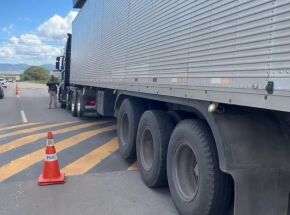 Caminh&atilde;o &eacute; flagrado com placas falsas.