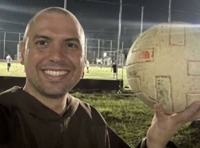 Frei Gilson ter&aacute; jogo solid&aacute;rio na Arena de Pernambuco.