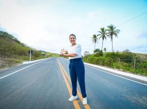 Governadora Raquel Lyra inaugurando uma estrada em Pernambuco.
