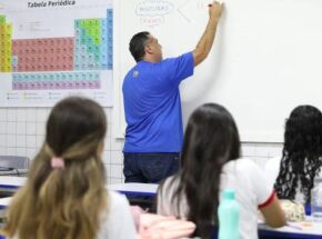 Professor dando aula.