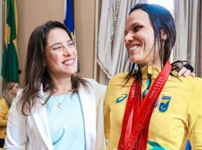 Raquel Lyra ao lado de uma atleta.