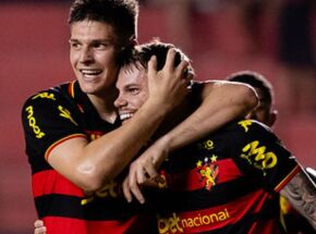 Perotti comemora com Barletta, um dos "presenteados" com uma das tr&ecirc;s assist&ecirc;ncias no jogo.