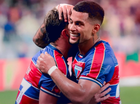 Fortaleza comemorando gol