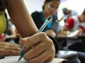 Pessoas fazendo prova de concurso 