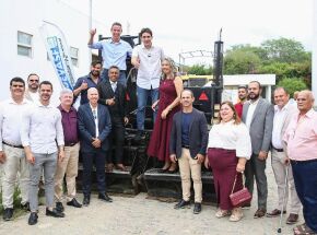 Silvio Costa Filho em Pesqueira junto a autoridades da cidade