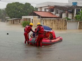 Bombeiros atuando em per&iacute;odo de chuva em Pernambuco.