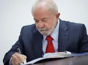 Lula sancionando lei