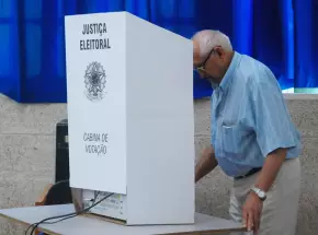 Idoso votando