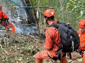 Bombeiros chegam ao local da queda de helic&oacute;ptero.