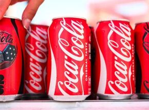 Coca-Cola pro&iacute;be frases crist&atilde;s em latas personalizadas, mas libera ofensas e "Deus est&aacute; morto"