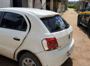 Um carro com sinais de adultera&ccedil;&atilde;o foi apreendido.