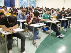 Estudantes fazendo prova. 