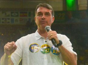 Fl&aacute;vio Bolsonaro em ato de campanha.