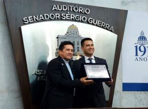 Arcebispo de Olinda e Recife, dom Paulo Jackson, ao lado do proponente da homenagem.