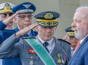 Lula ao lado dos comandantes das For&ccedil;as Armadas.