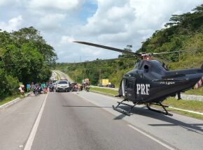 Resgate de helicopt&eacute;ro da PRF a acidente em S&atilde;o Louren&ccedil;o da Mata