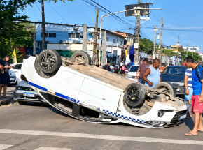 Carro Capota na Avenida Norte, no Recife.