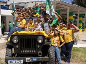 Coronel Feitosa em evento com crian&ccedil;as. 