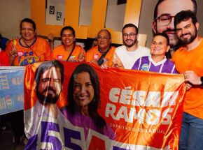 O candidato a deputado estadual C&eacute;sar Ramos (PSD) em  uma caminhada pelas ruas do Centro de Igarassu, na Regi&atilde;o Metropolitana do Recife.