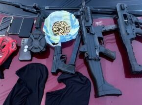  Seis armas de fogo, muni&ccedil;&otilde;es, entorpecentes e outros materiais il&iacute;citos durante uma abordagem.