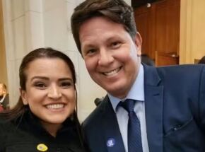 M&aacute;rio Frias, ex-secret&aacute;rio no governo Bolsonaro e Karina Gama, dona da produtora respons&aacute;vel pela realiza&ccedil;&atilde;o do filme "Dark Horse".