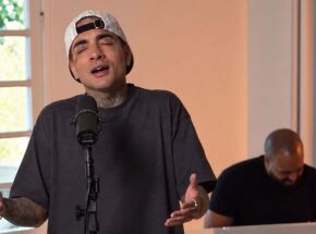 MC Guim&ecirc; cantando o louvor "Nada Mais", da banda Fhop Music.