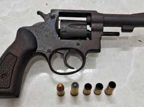 A pol&iacute;cia apreendeu uma pistola com muni&ccedil;&otilde;es que estava com os suspeitos.