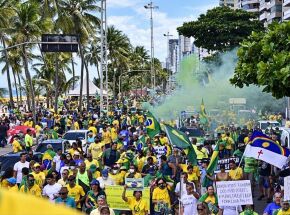 Protesto na Avenida Boa Viagem em 2020.