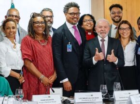 Lula se re&uacute;ne com pastores evang&eacute;licos.