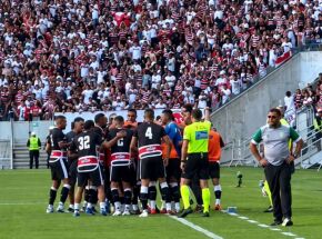 Jogadores do Santa Cruz em comemora&ccedil;&atilde;o ap&oacute;s gol de Renato