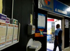 Painel com volantes de loterias em lot&eacute;rica