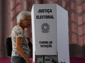Idosos exercem direito do voto.