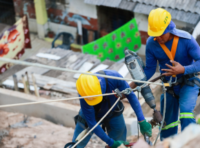 Obras de conten&ccedil;&atilde;o em encosta no bairro de &Aacute;guas Compridas, Olinda