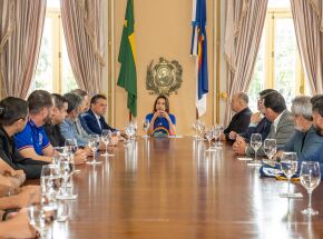 Governadora Raquel Lyra recebe representantes de clubes pernambucanos