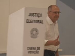 Alckmin vota em S&atilde;o Paulo e afirma que, com Lula, "salvou a democracia" ap&oacute;s tentativa de golpe.