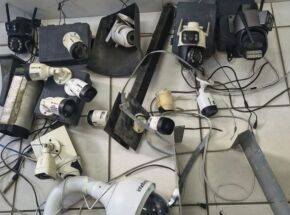 Pol&iacute;cia Militar apreende 17 c&acirc;meras instaladas irregularmente em postes de Jaboat&atilde;o.